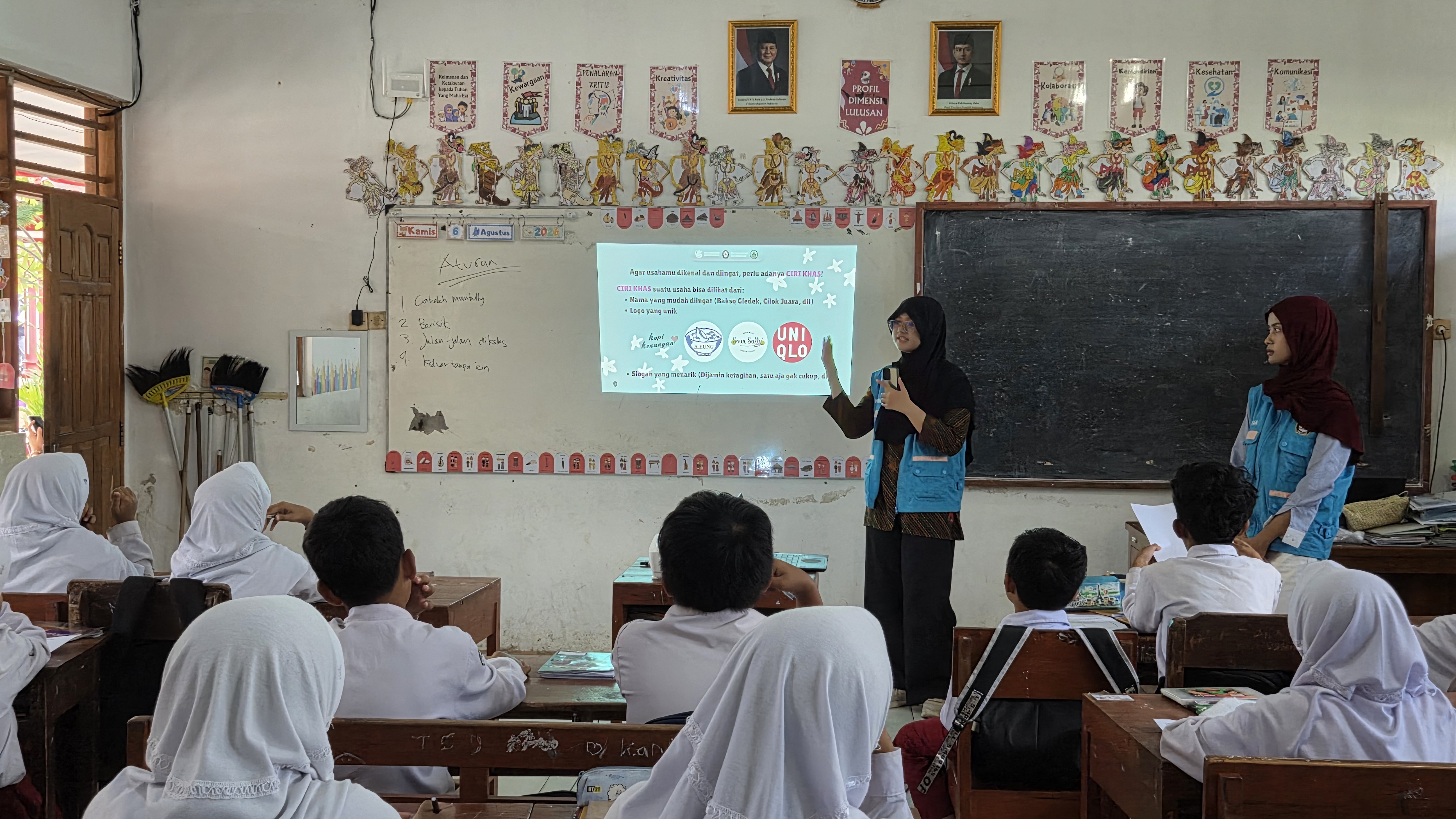 Pemaparan materi &ldquo;AKU BISA BERWIRAUSAHA&rdquo; oleh Khansa Adzra&rsquo; Hamidah kepada siswa kelas 5 SD Negeri Cukilan 03 (Sumber: Dokumentasi Pribadi)