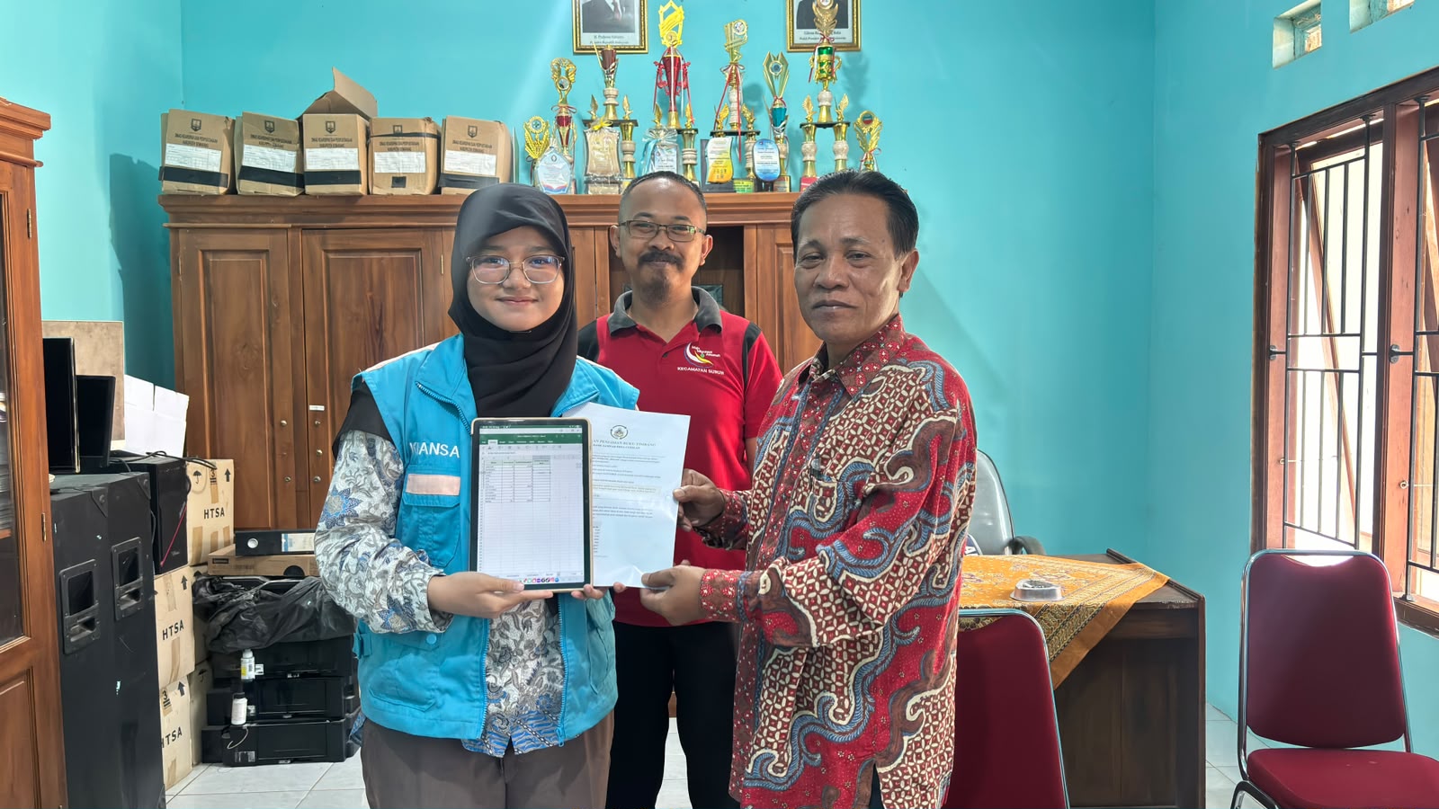 Penyerahan Template Buku Timbang dalam Format Excel dan Panduan Pengisiannya kepada Kepala Desa Cukilan (Sumber: Dokumentasi Pribadi)